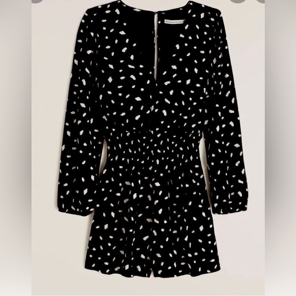 Abercrombie & Finch V neck, long sleeve, black & White romper Size: XS
